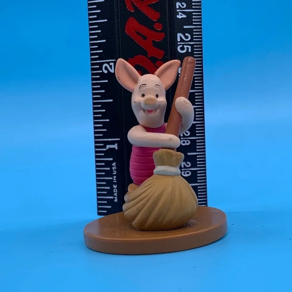 The Disney Store Winnie The Pooh Piglet‎ Sweeping Toy Figure
